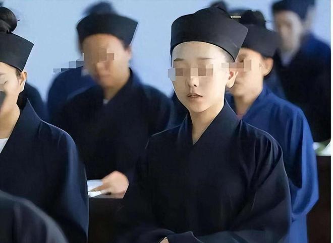 ：精通“胡媚术”九名男徒弟揭露其罪行爱游戏app安徽美女道士胡千慧被捕(图2)