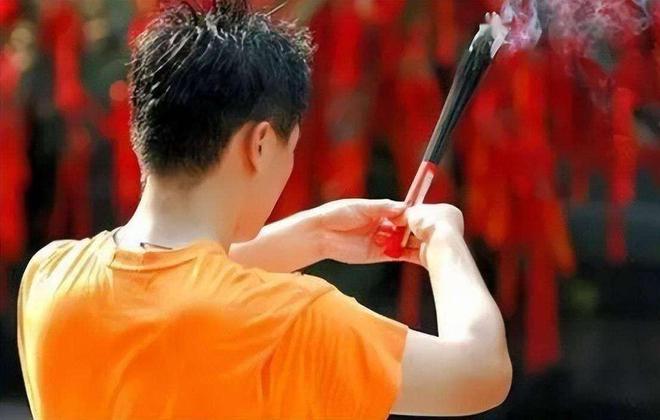 ：精通“胡媚术”九名男徒弟揭露其罪行爱游戏app安徽美女道士胡千慧被捕(图9)