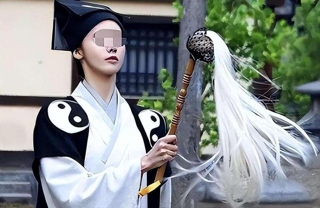 ：精通“胡媚术”九名男徒弟揭露其罪行爱游戏app安徽美女道士胡千慧被捕(图14)