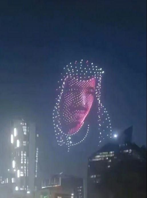 表演可把沙特的王爷王子们开心坏了！爱游戏app深圳无人机团队在沙特(图4)