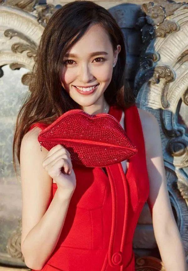 现书法才华汉仪唐嫣体备受好评！爱游戏app体育女艺人唐嫣展(图2)